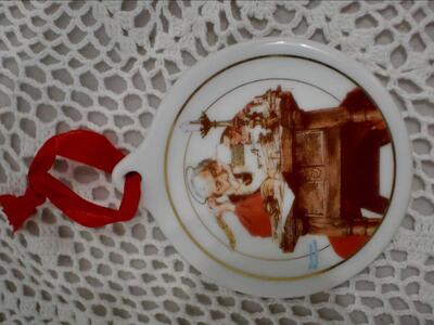 COLLECTIBLE 1996 HAPPY HOLIDAYS FROM JC PENNEY SANTA READING LETTERS CHRISTMAS PORCELAIN ORNAMENT