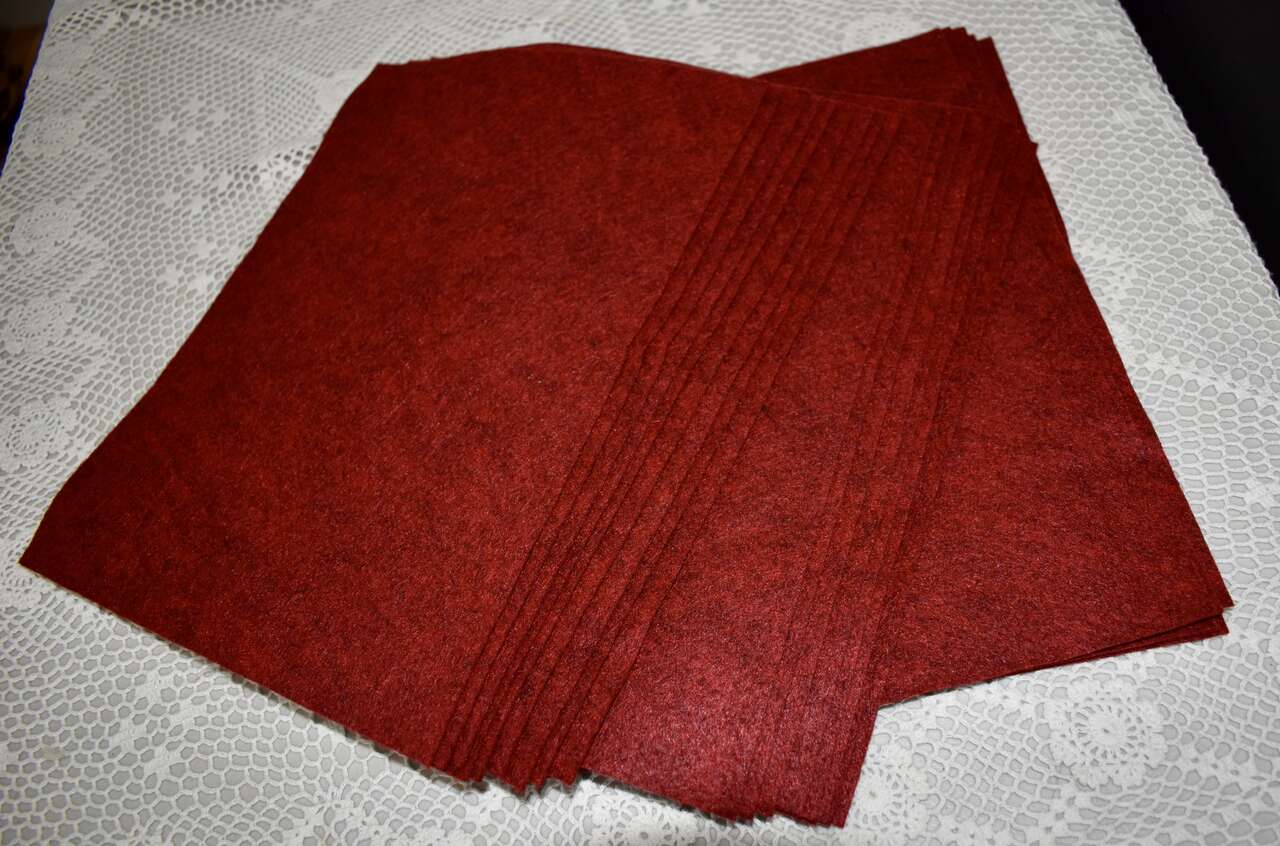 24 BRAND NEW FELT SQUARES IN CRANBERRY COLOR SIZE 9 X 12 INCHES FOR CHRISTMAS / VALENTINE CRAFTS