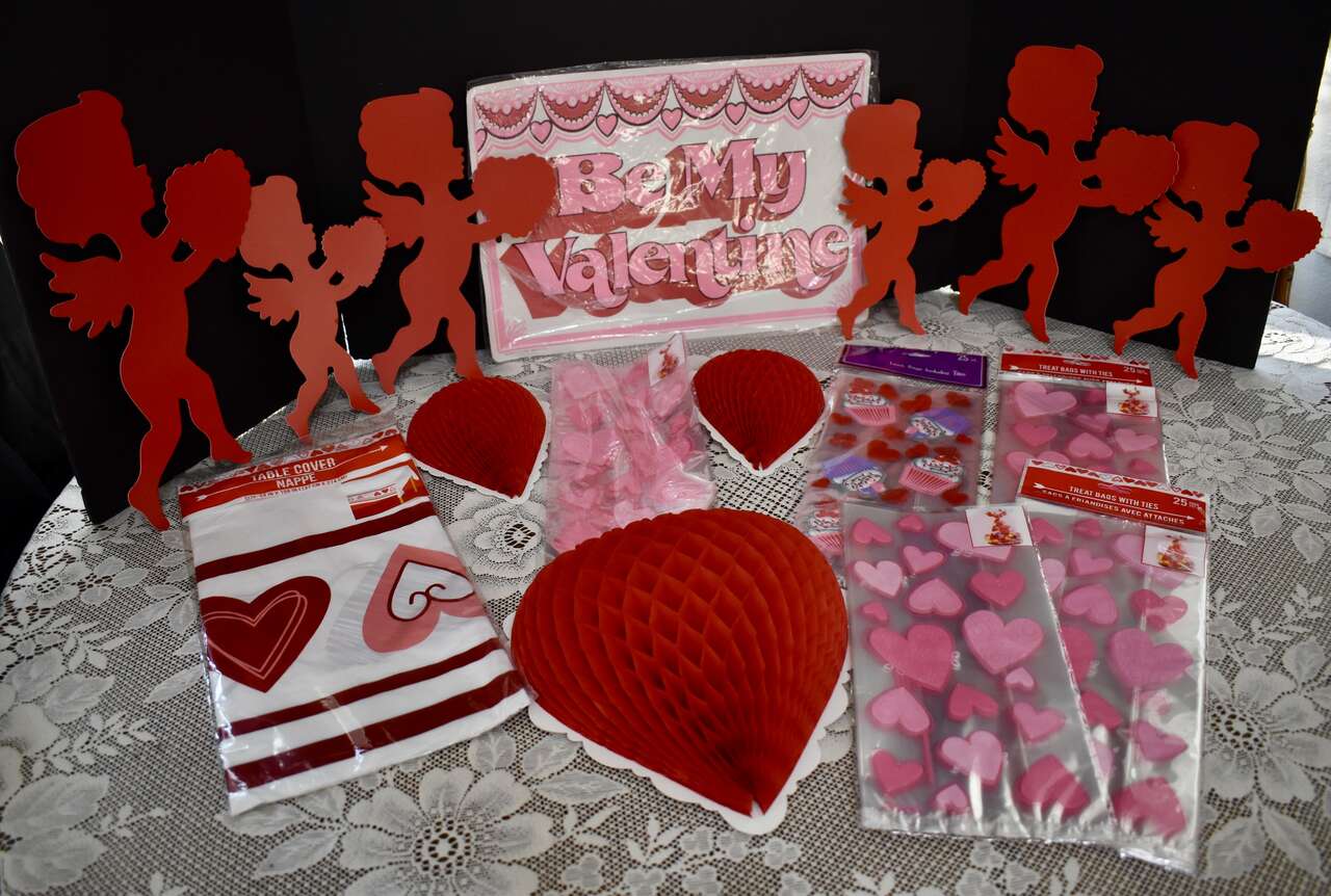 SEVERAL VINTAGE VALENTINES ANGELS / CUPID DECOR, TABLE CLOTH, AND GIFT GIVING BAGS AND MORE LOT IN NEW CONDITION