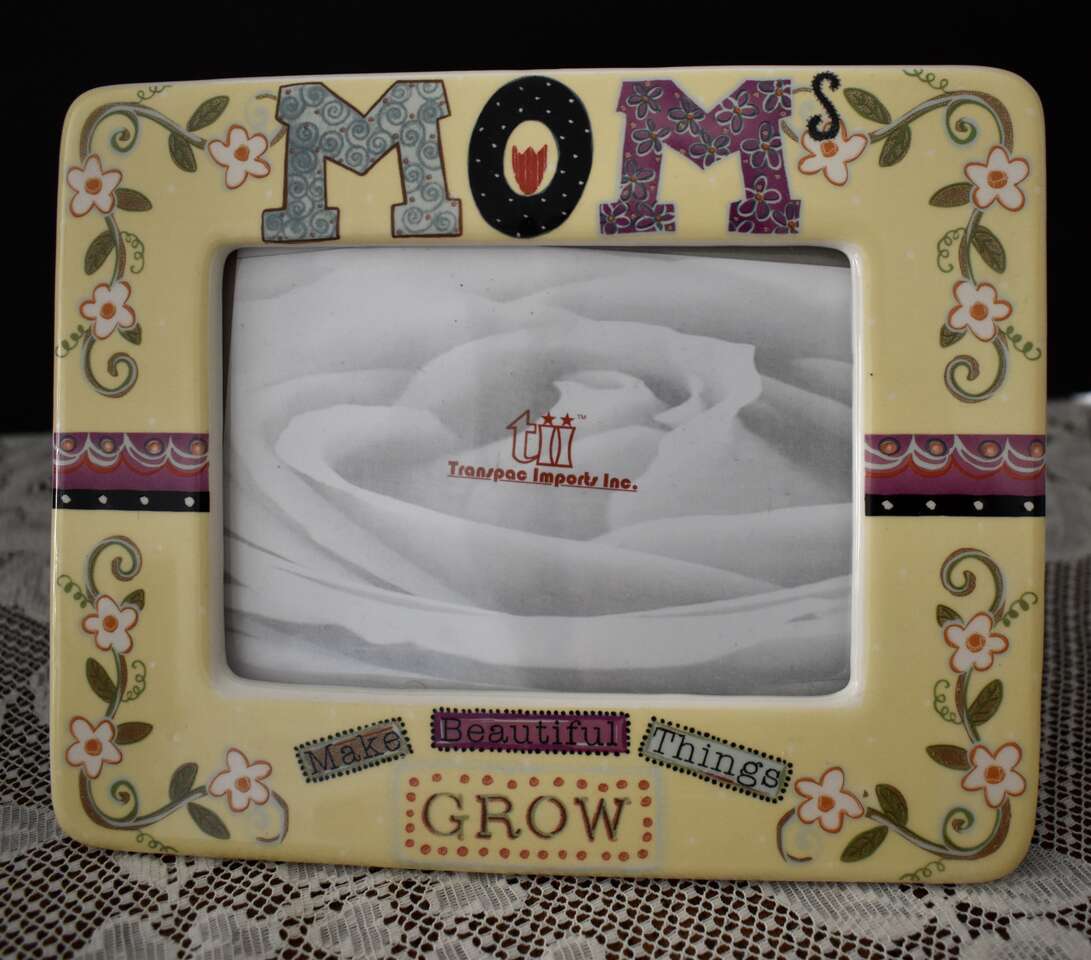 Really Pretty MOM CERAMIC PICTURE FRAME- FUN FOR MOTHERS DAY And OR A Mom That Likes To Garden