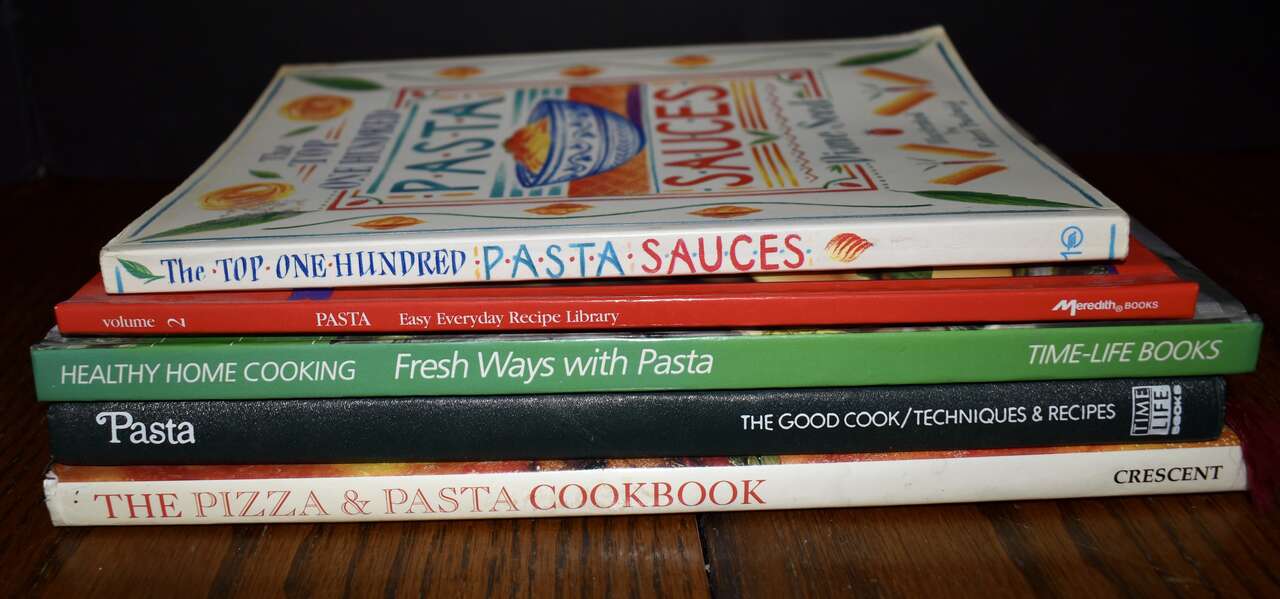 A LOT OF 5 ASSORTED PASTA, SAUCES AND PIZZA COOKBOOKS ALL FOR ONLY $5.00 FOR ALL