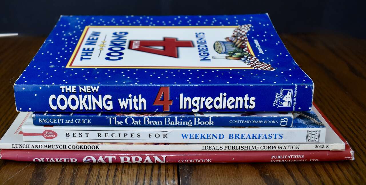 A LOT OF 5 COOKBOOKS WITH BREAKFAST, BRUNCH, LUNCH AND QUICK MEALS MADE WITH 4 INGREDIENTS