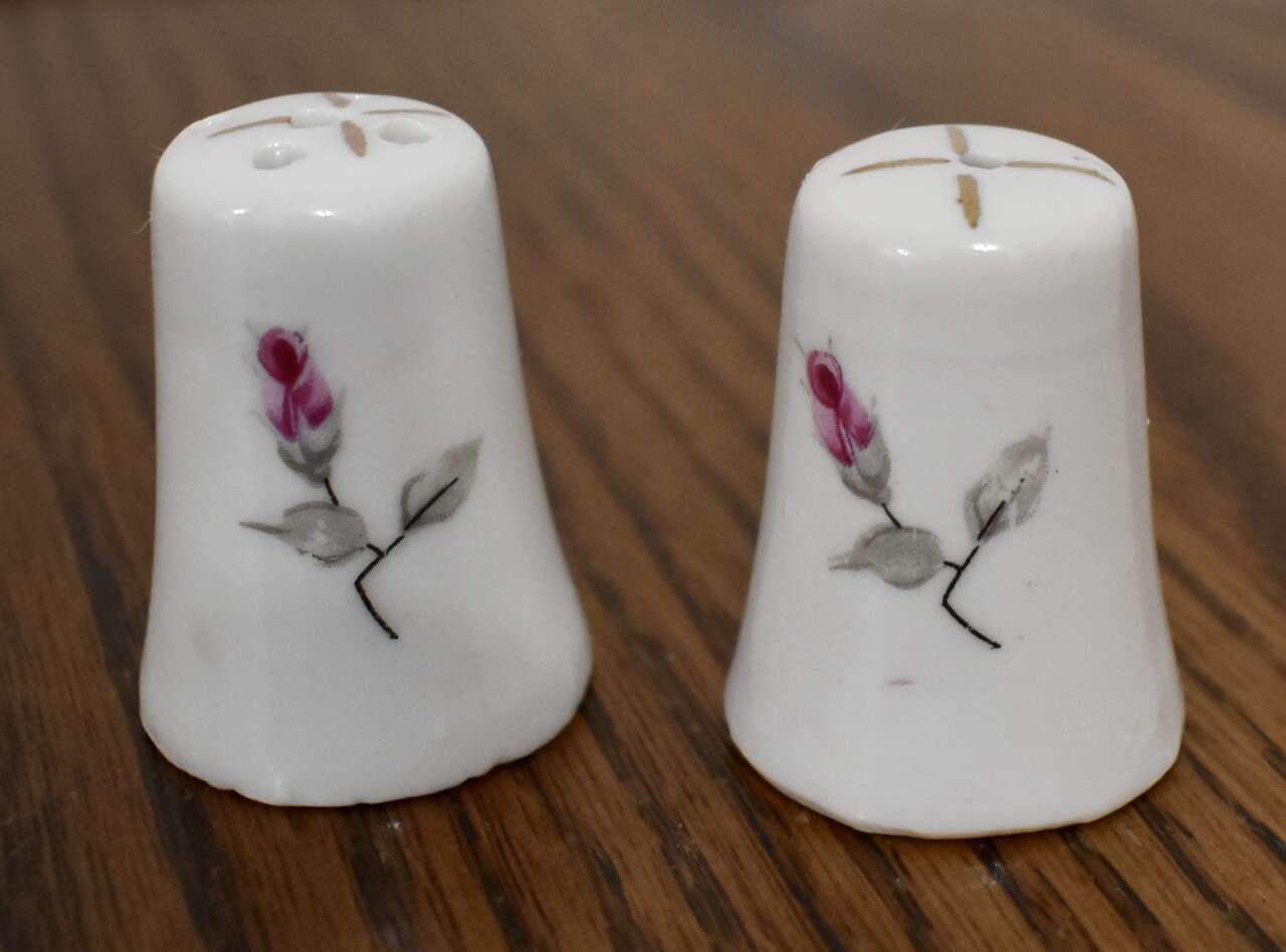 A Set Of Antique / Vintage Small Ceramic Salt And Pepper Shakers With Roses Made In Japan