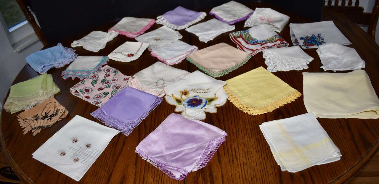 Several Very Pretty Vintage Handkerchiefs / Hankies Some With Crochet Edges- Great For Crafts And Quilts