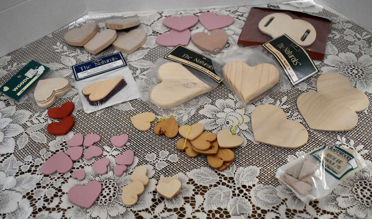 SEVERAL ASSORTED SIZES AND SHAPES OF WOODEN HEARTS FOR FUN CRAFTS PROJECTS