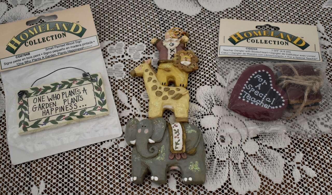 LOT OF 3 CRAFT ITEMS- NOAHS ARK DECOR-  FUN GARDEN SIGN- A PAINTED HEART WITH A SET OF  BOOKS WITH A FUN SAYING FOR TEACHERS.