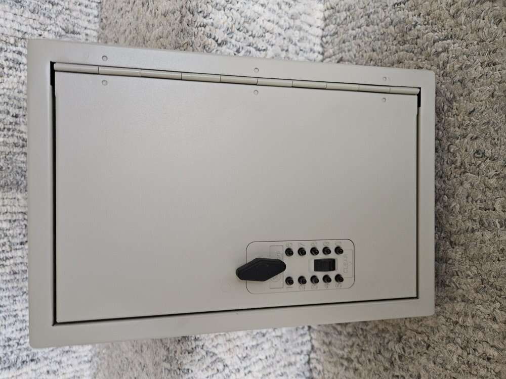 Key box, locking, holds 30 keys