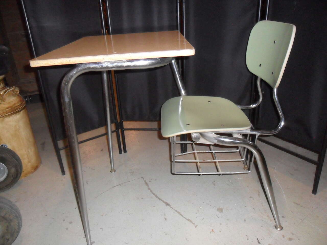 MID/LATE 1900s SCHOOL DESK