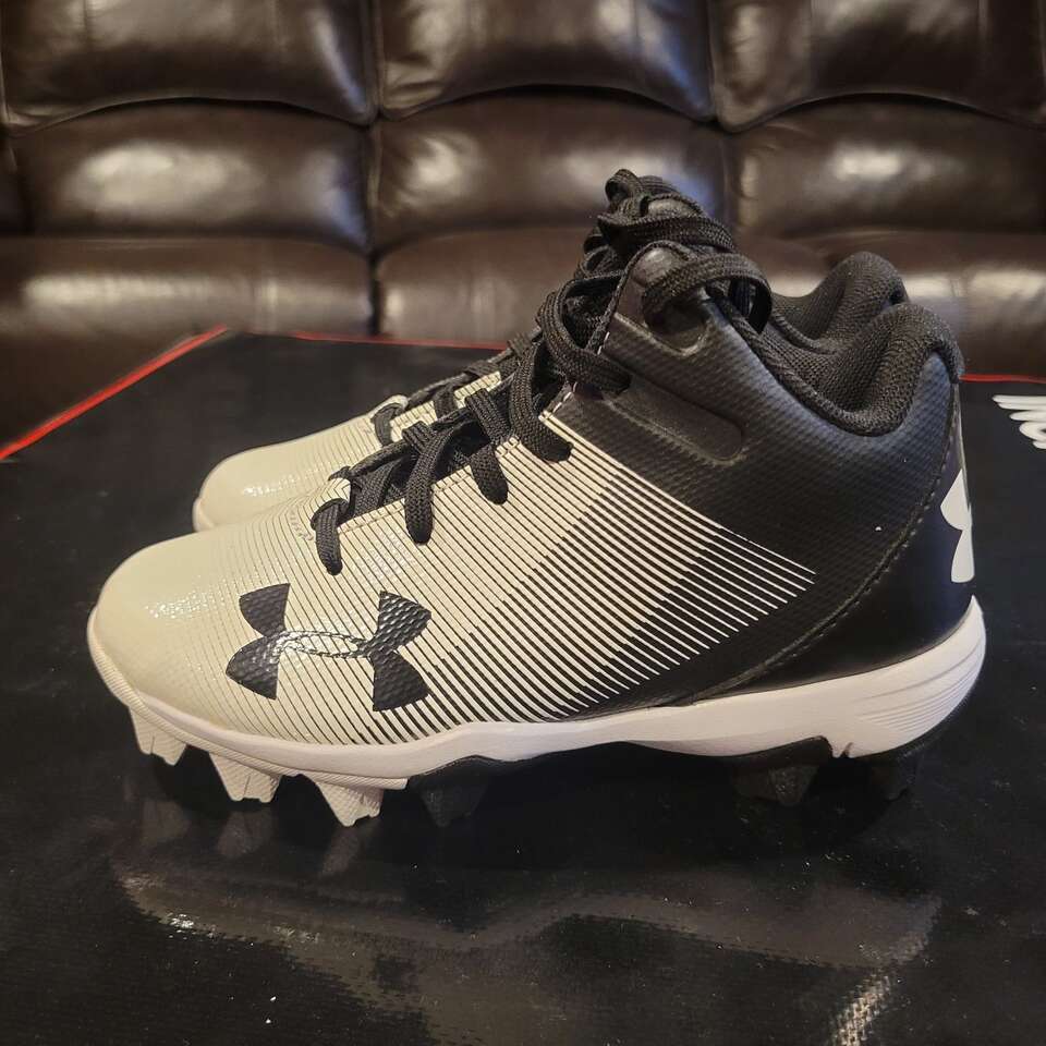 New Under Armour Boys Size 11k kids Football Cleat