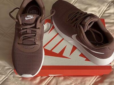 Nike Beautiful mauve color 7.5 size