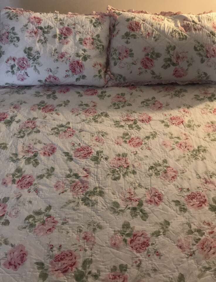 Queen shabby chic rose quilt w. 2 shams