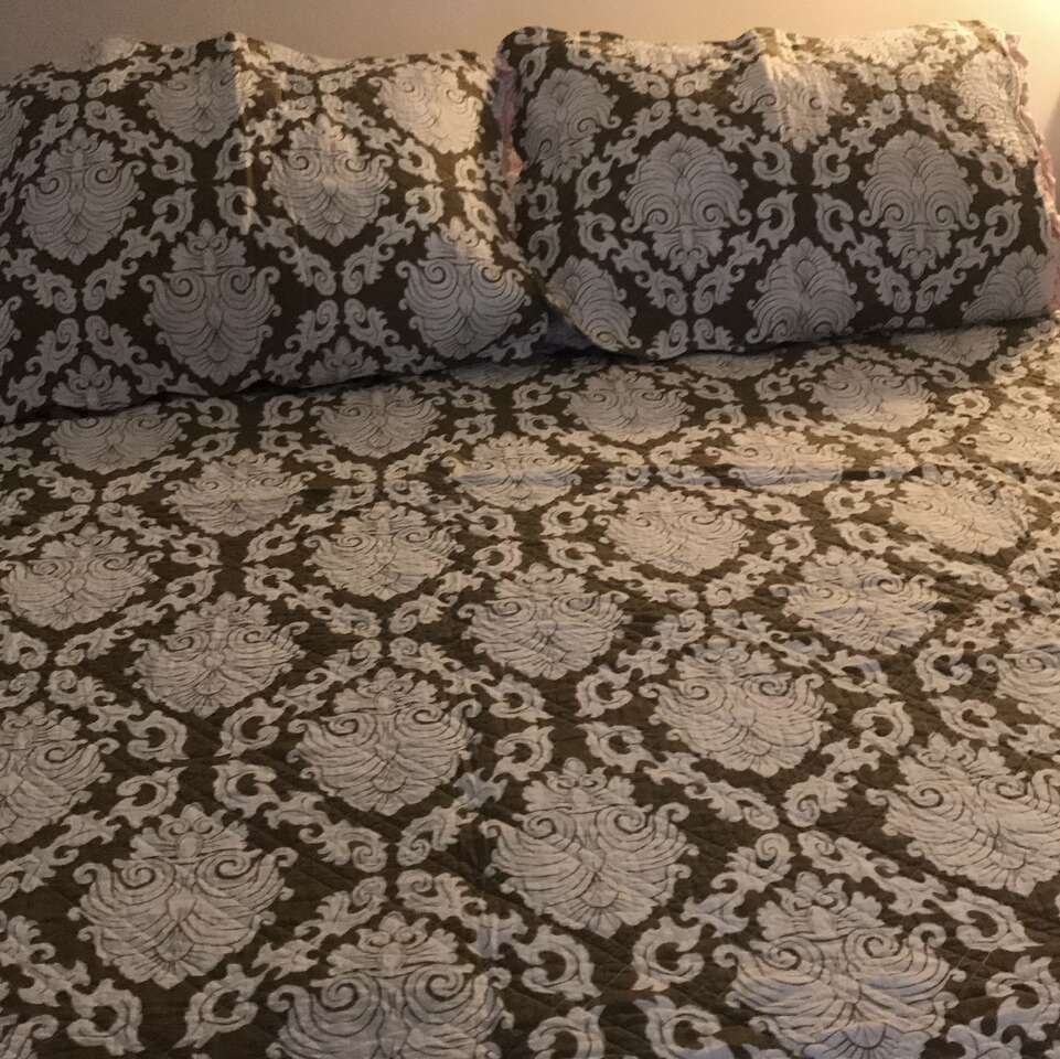 Queen Demask quilt from the quilt shop