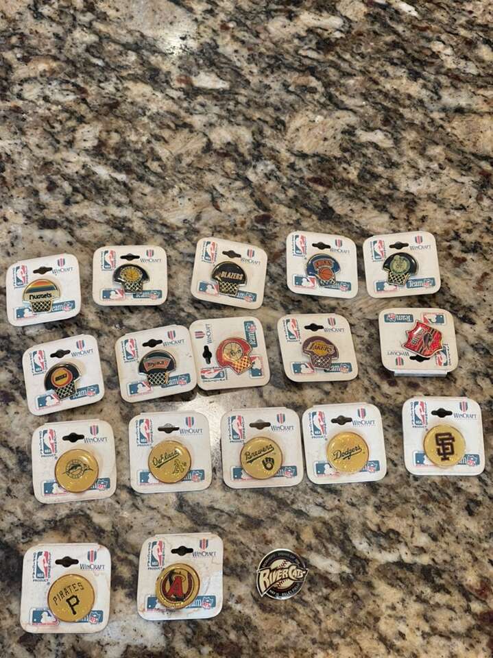 Hat /Lapel NBA, MLB, NFL