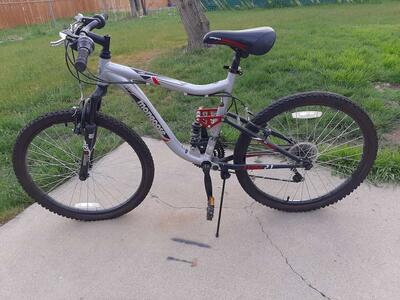 Mongoose Ledge 2.1 Mountain Bike