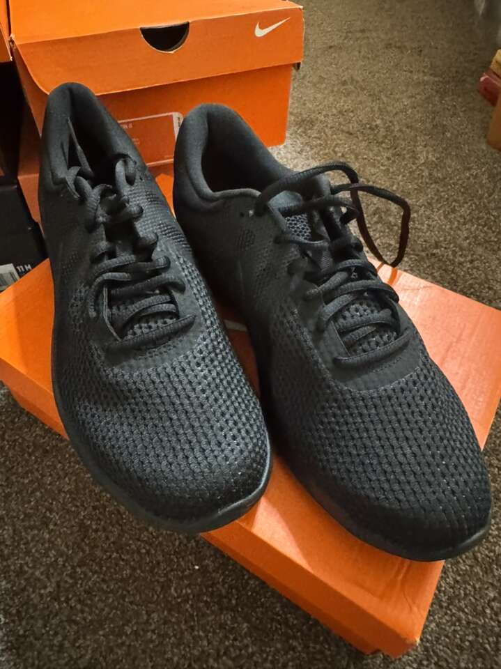 Nike Black Revolution 4