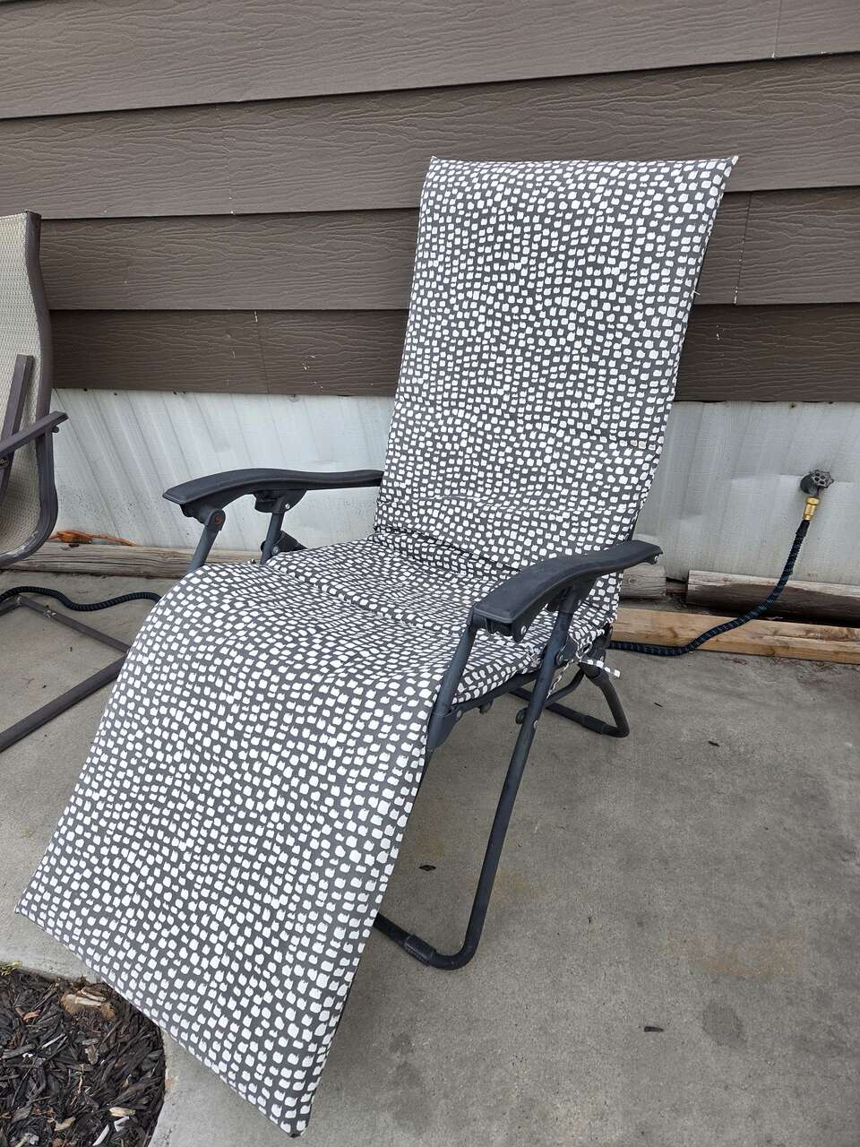 Zero gravity lounge chair with cushion $50