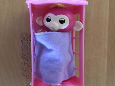 Fingerlings Monkey Includes Cradle Outfit Blanket!