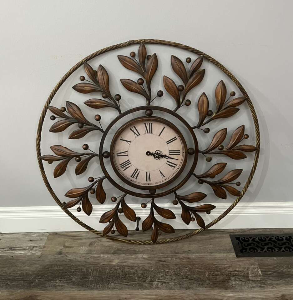 All That Stuff In The Barn Midway Utah Clock 34”