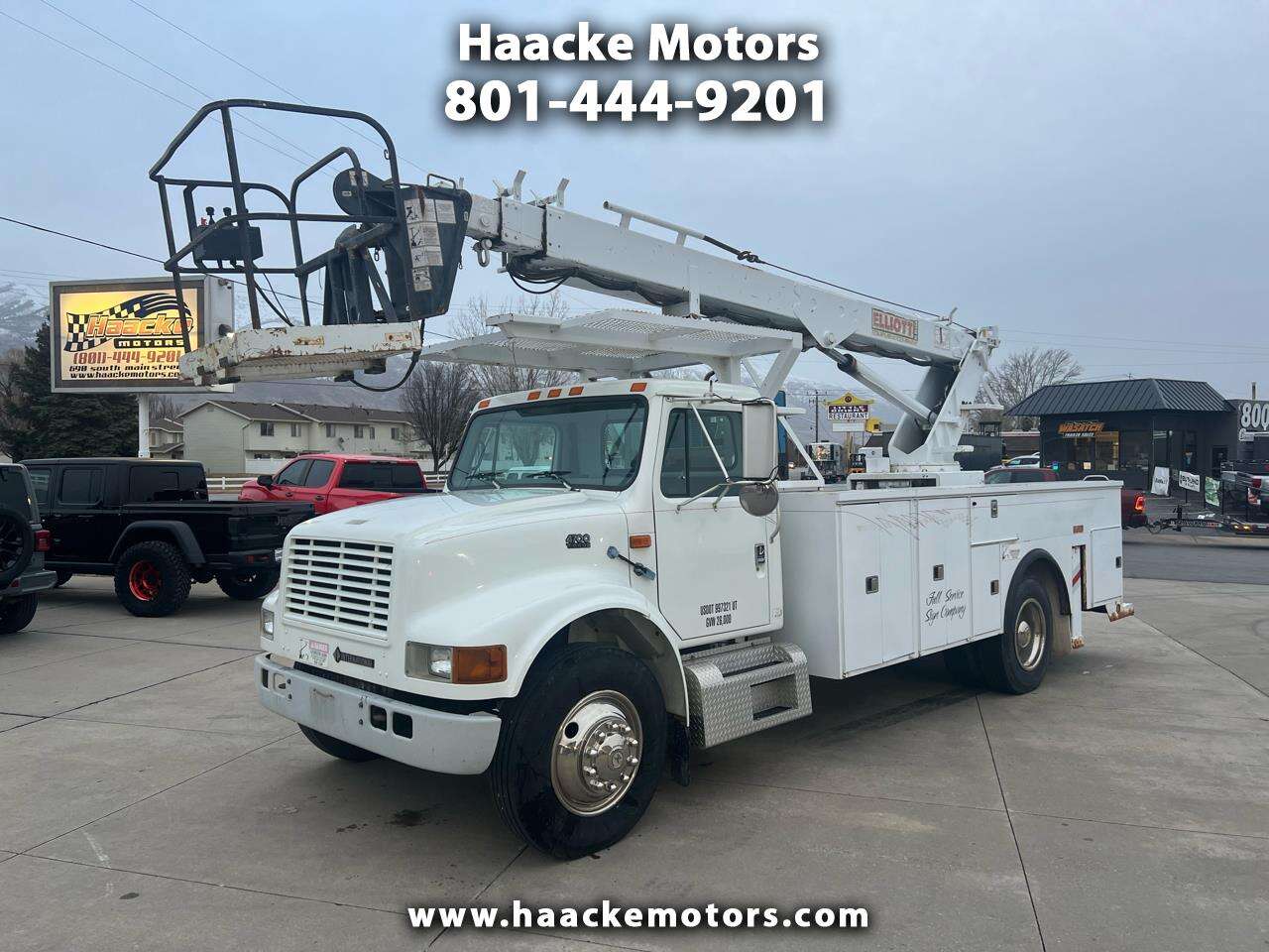 1998 International 4700 52' Platform Height LOW MILES