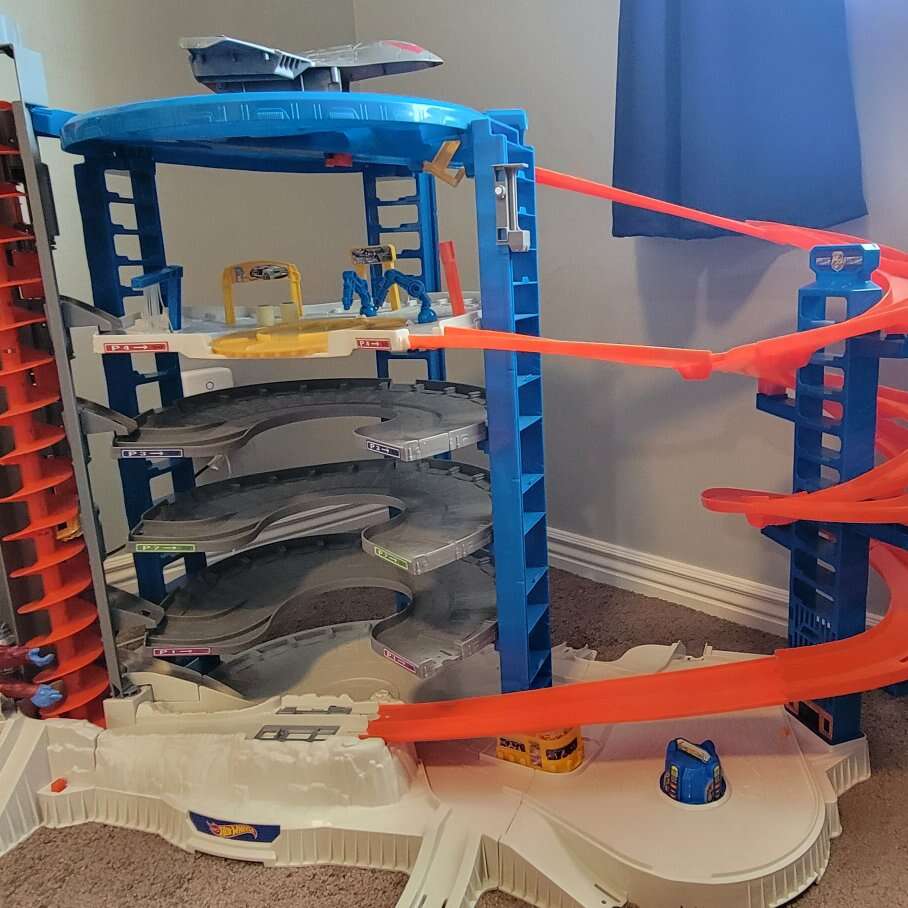 Hotwheels Ultimate Garage & MassiveLoop
