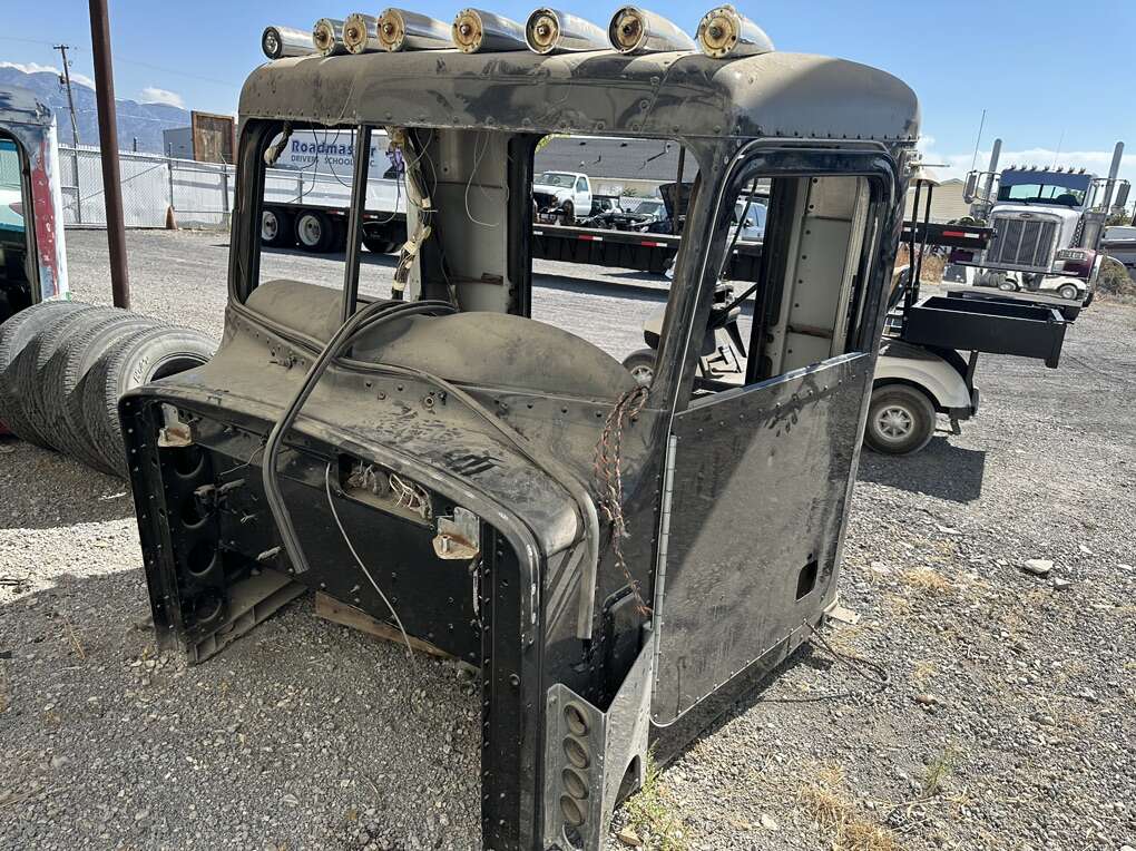 1981 Peterbilt 359 Cab       /rp