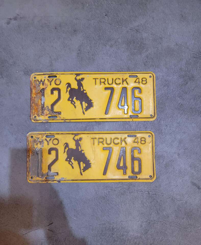 1948 Wyoming license plate pair