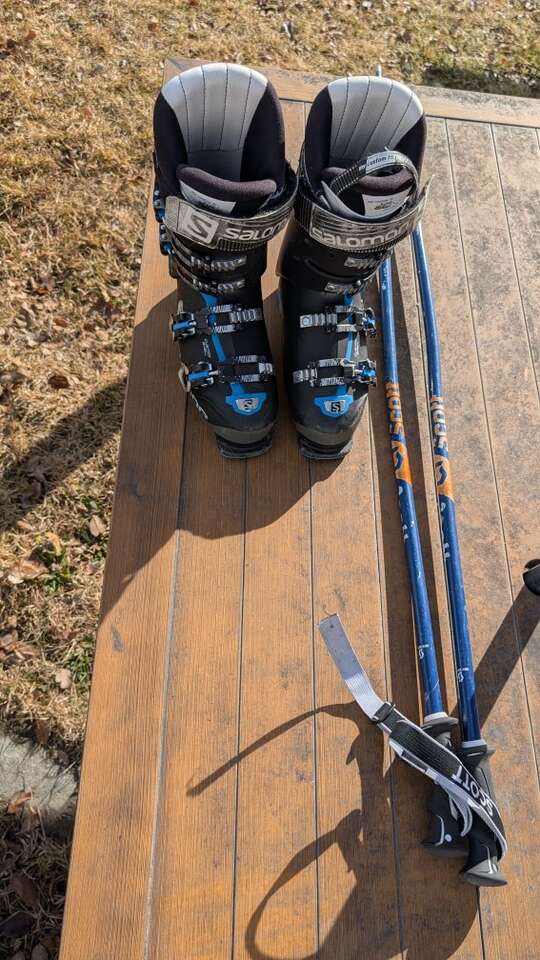 Solamon 11 boots and Scott ski poles