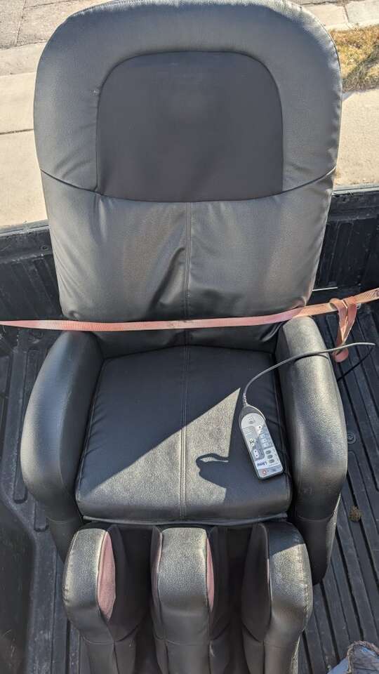 iJoy-320 massage chair with dual leg functions