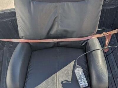 iJoy-320 massage chair with dual leg functions