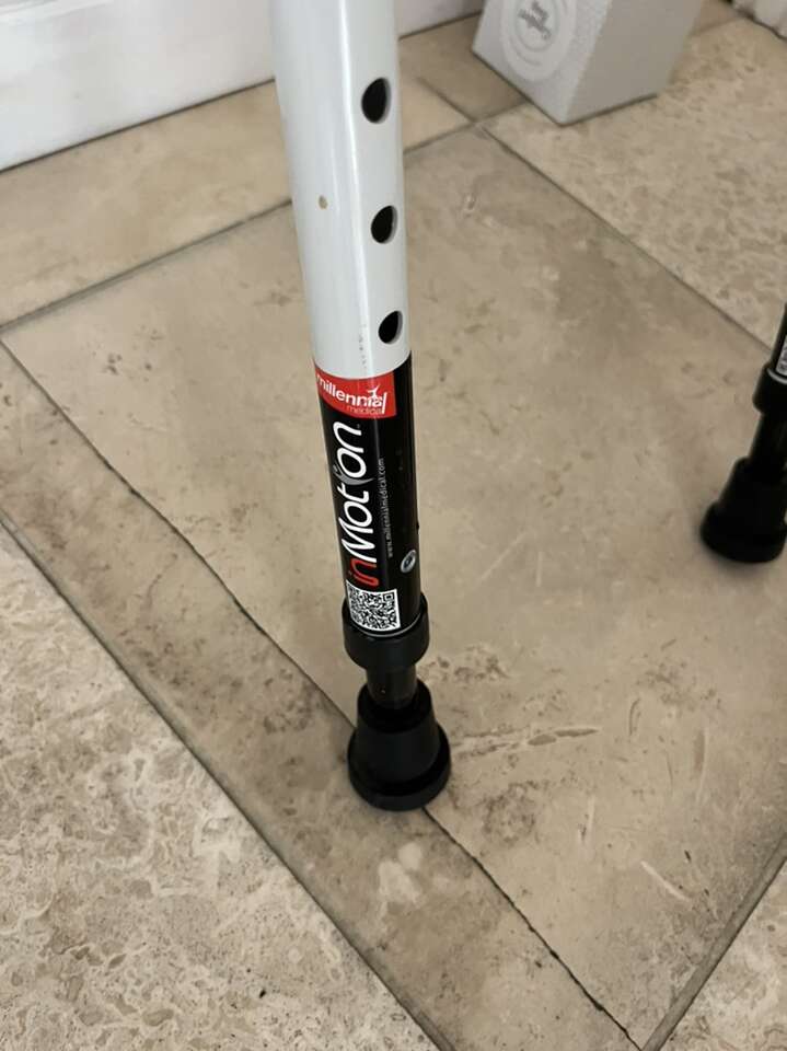 Nice Donjoy And Inmotion Shoulder Crutches