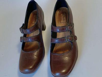 9.5 Clarks Double-Strap Mary Janes Leather Heels