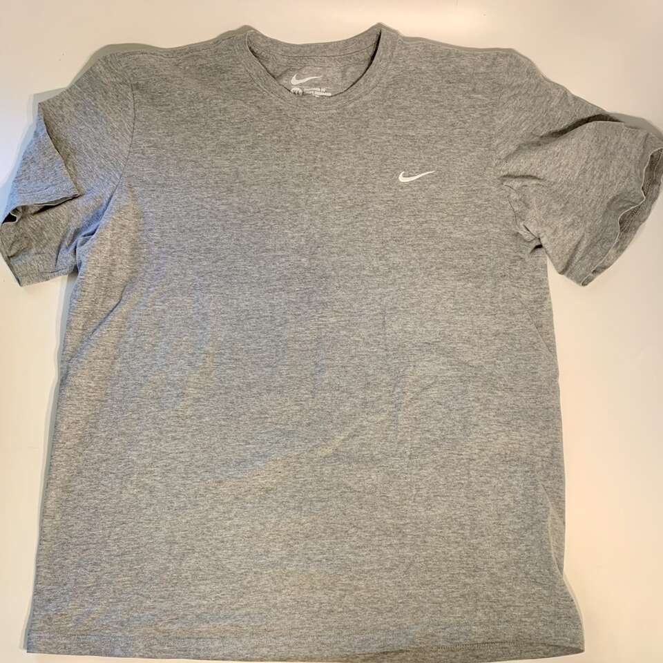 Nike Embroidered Swoosh XL T-Shirt