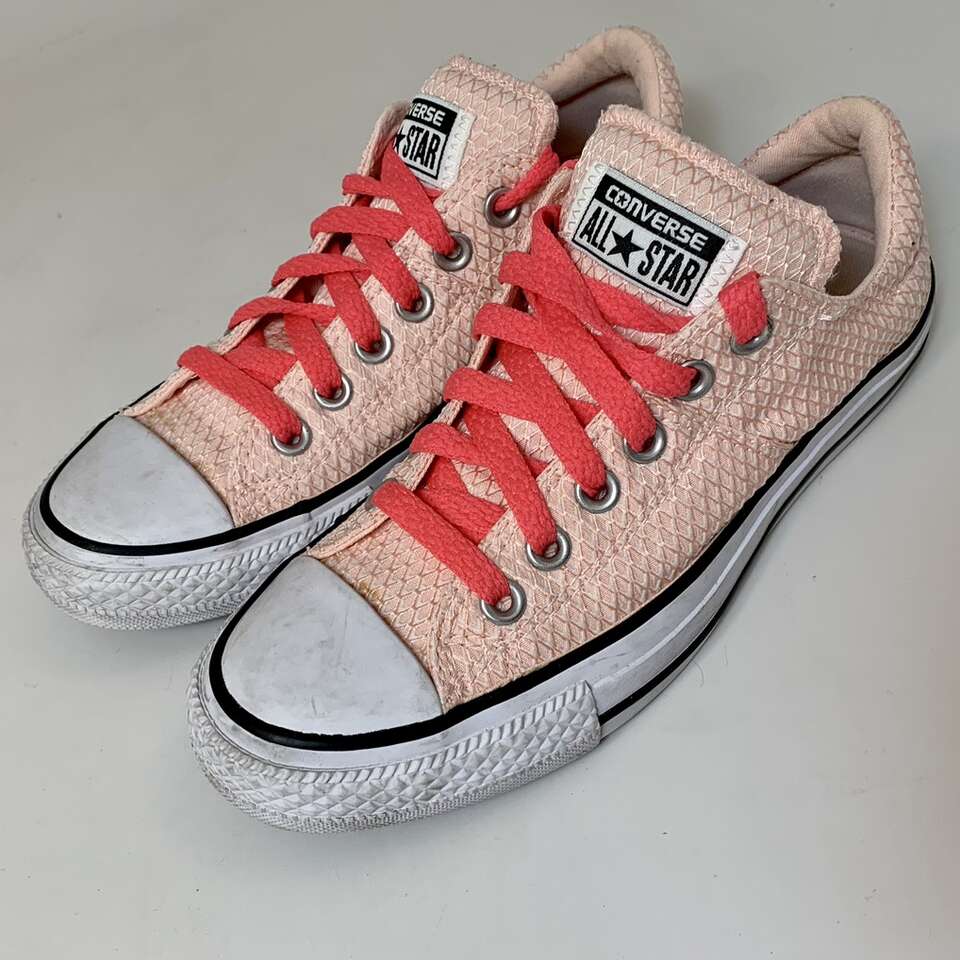 Women Sz 7 Converse all Star Light Pink Low