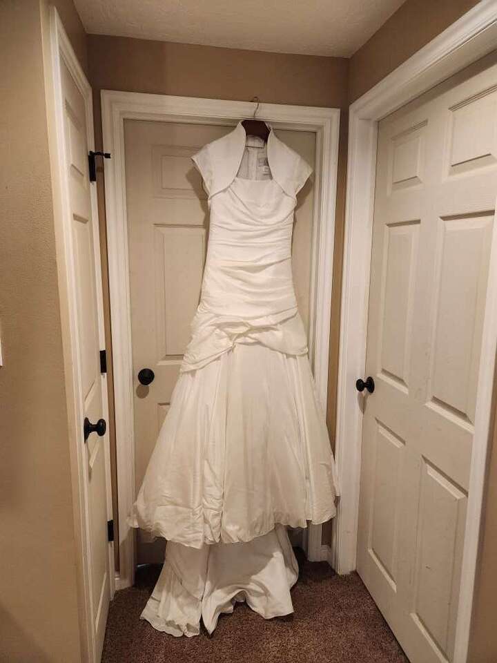 Wedding Dress - Size 8  - Full Bottom