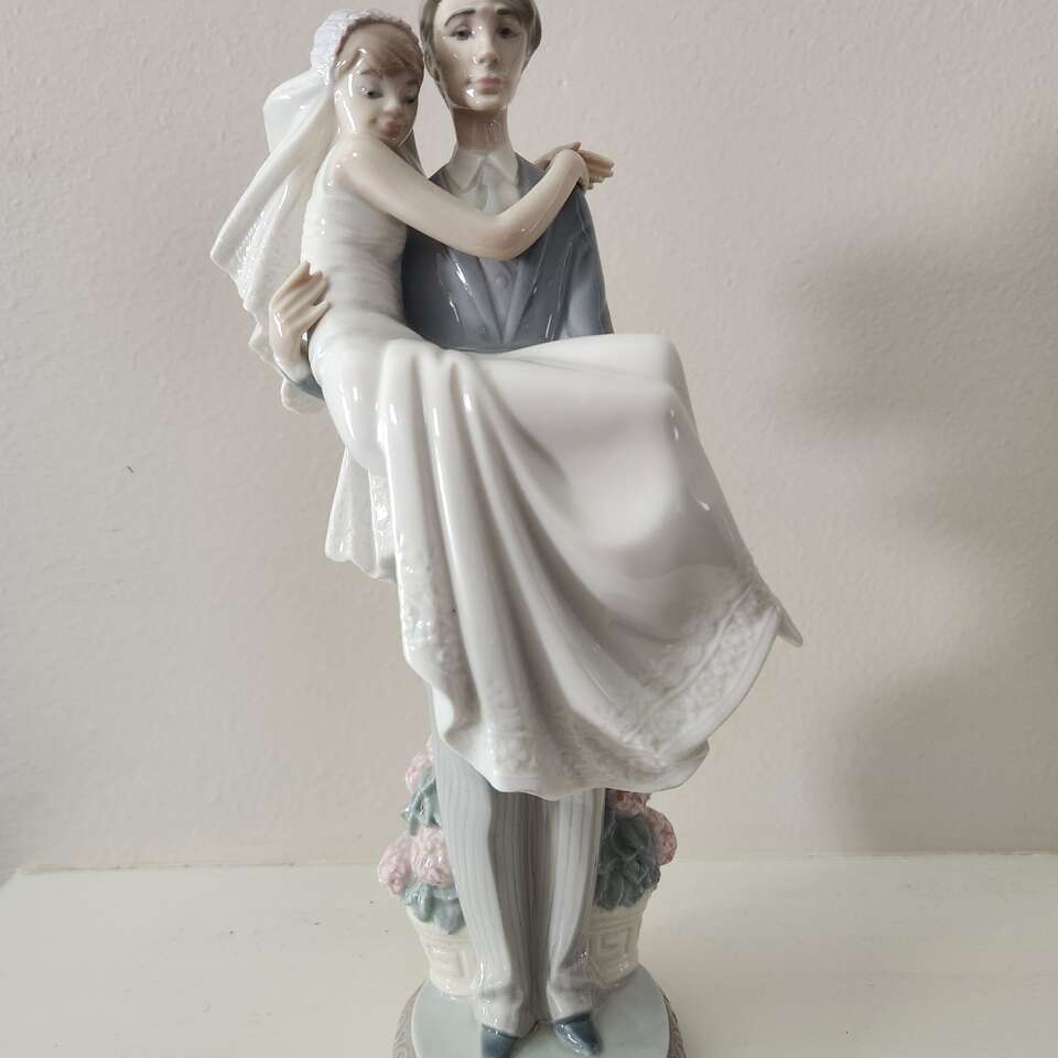 Lladró Over the Threshold Figurine