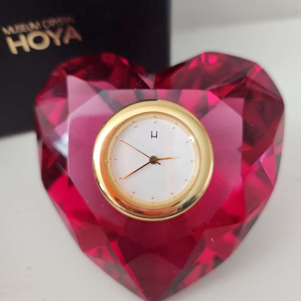 Hoya Red Crystal Heart Clock