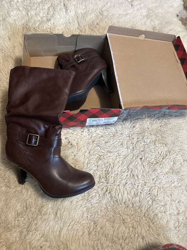 New In The Box,Size 11 Chocolate ( Brown) Boots