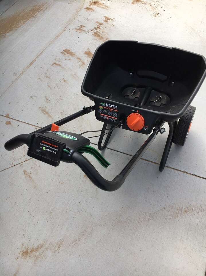 Scott’s Elite Broadcast Spreader