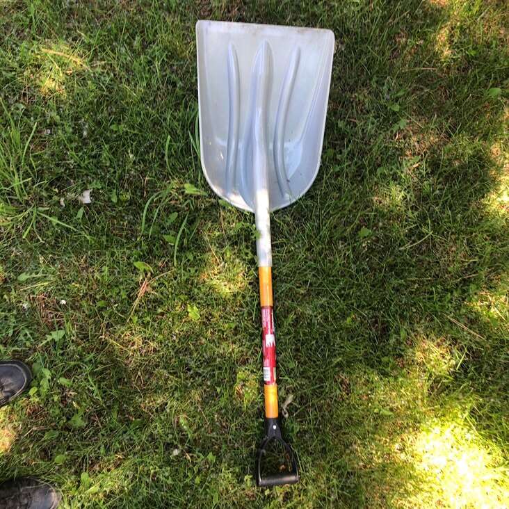 31” Husky Wood Handle D- Grip Scoop Shovels