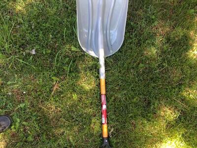 31” Husky Wood Handle D- Grip Scoop Shovels
