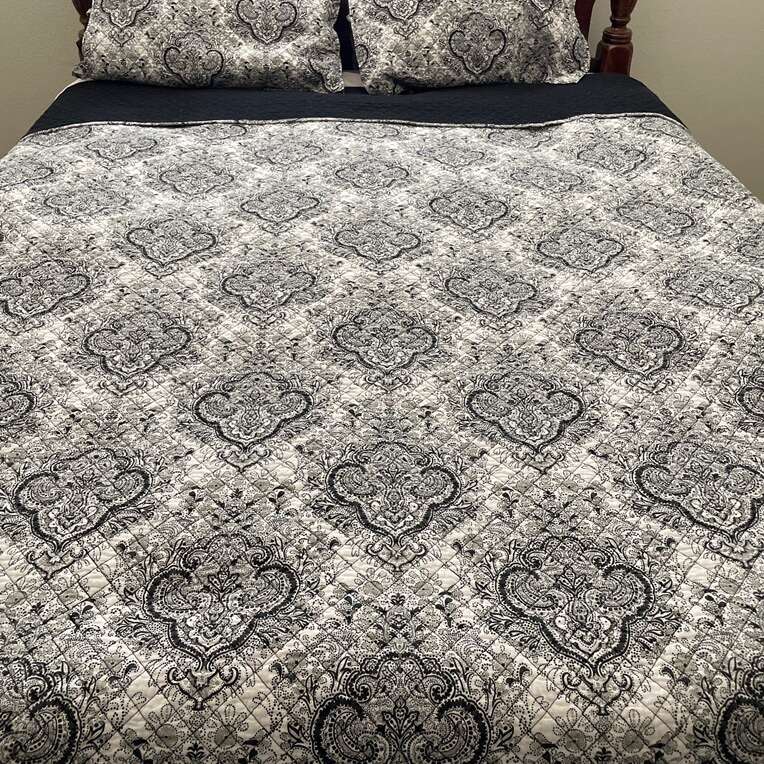 Full/Queen Quilt With Two Pillow Shams