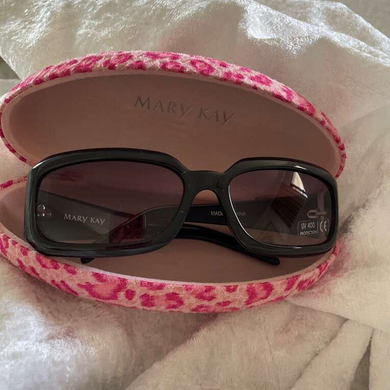 NEW Mary Kay Sunglasses With Case