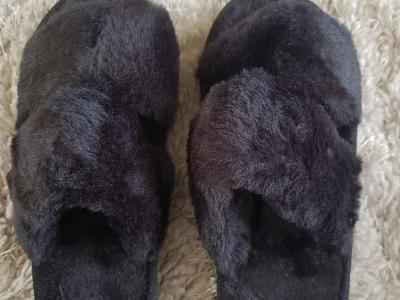 BEAUTIFUL BRAND NEW BLACK SLIPPERS. SIZE 5-6