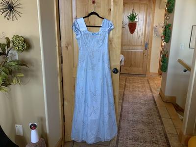 BEAUTIFUL MODEST FORMAL DRESS. SIZE 9.