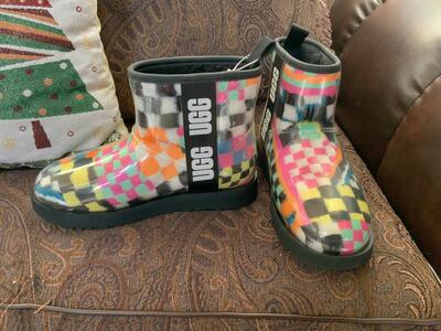 BRAND NEW UGG RAINBOOTS. SHERPA LINED. SIZE 7. CASH/VENMO ONLY