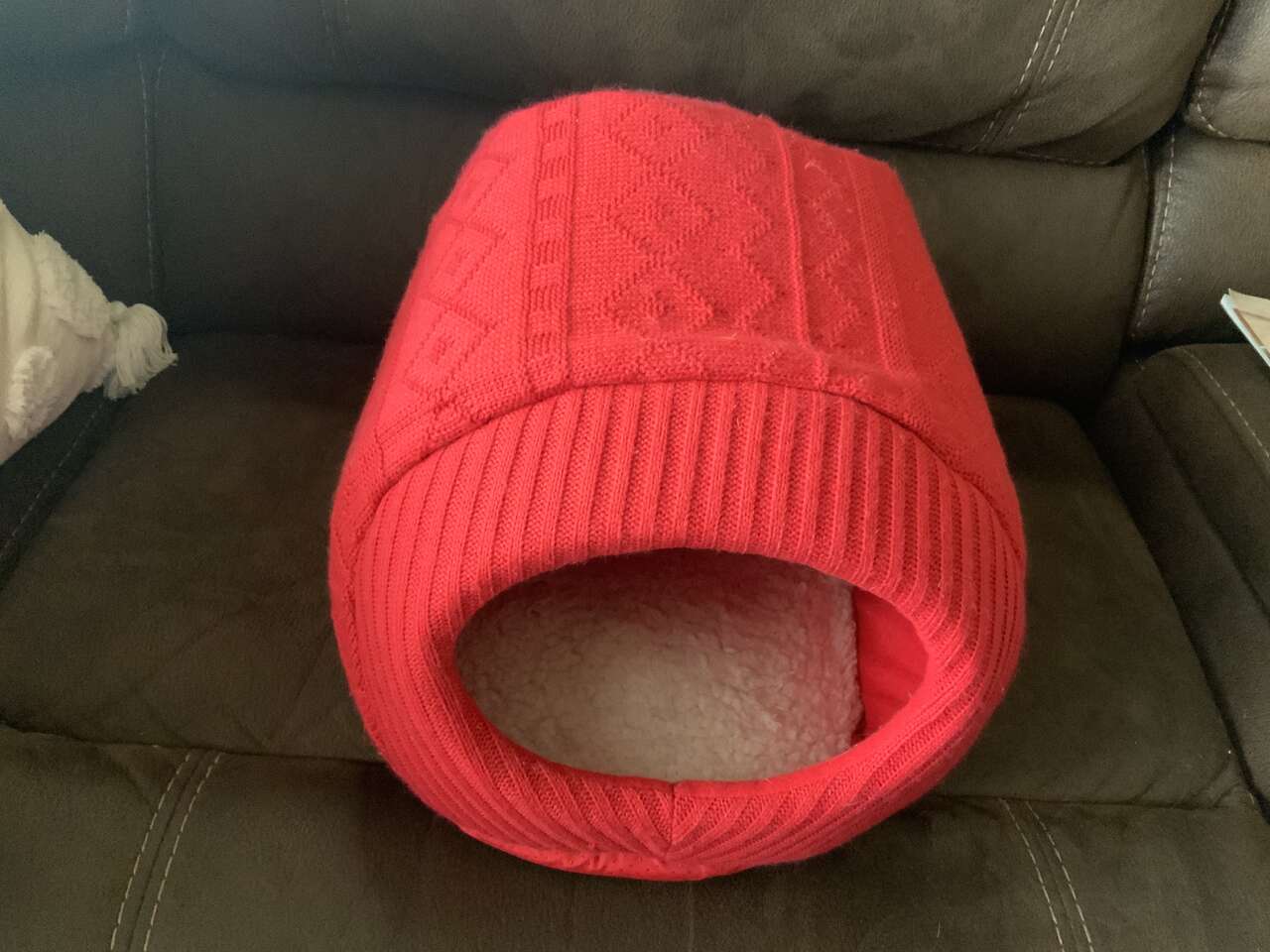 CABLE KNIT/SHERPA CAT BED. 13”X 15”. CASH/VENMO ONLY