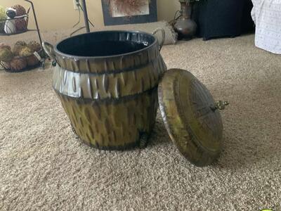 BEAUTIFUL LARGE METAL HOME DECOR. IN BRAND NEW CONDITION. 24” TALL. CASH/VENMO ONLY