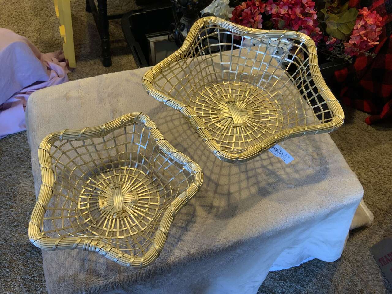 BRAND NEW LARGE/SMALL GOLD WIRE STAR BASKET SET. CASH/VENMO ONLY