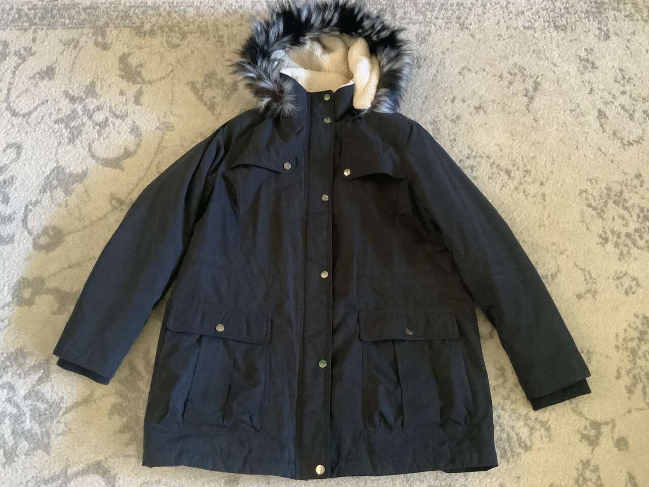 BEAUTIFUL WOMENS MID-LENGTH HOODED JACKET. SIZE XL. COLOR: BLACK.  IN PERFECT CONDITION. CASH/VENMO