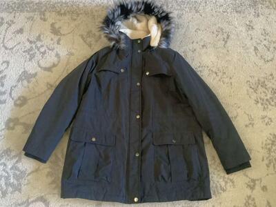 BEAUTIFUL WOMENS MID-LENGTH HOODED JACKET. SIZE XL. COLOR: BLACK. IN PERFECT CONDITION. CASH/VENMO